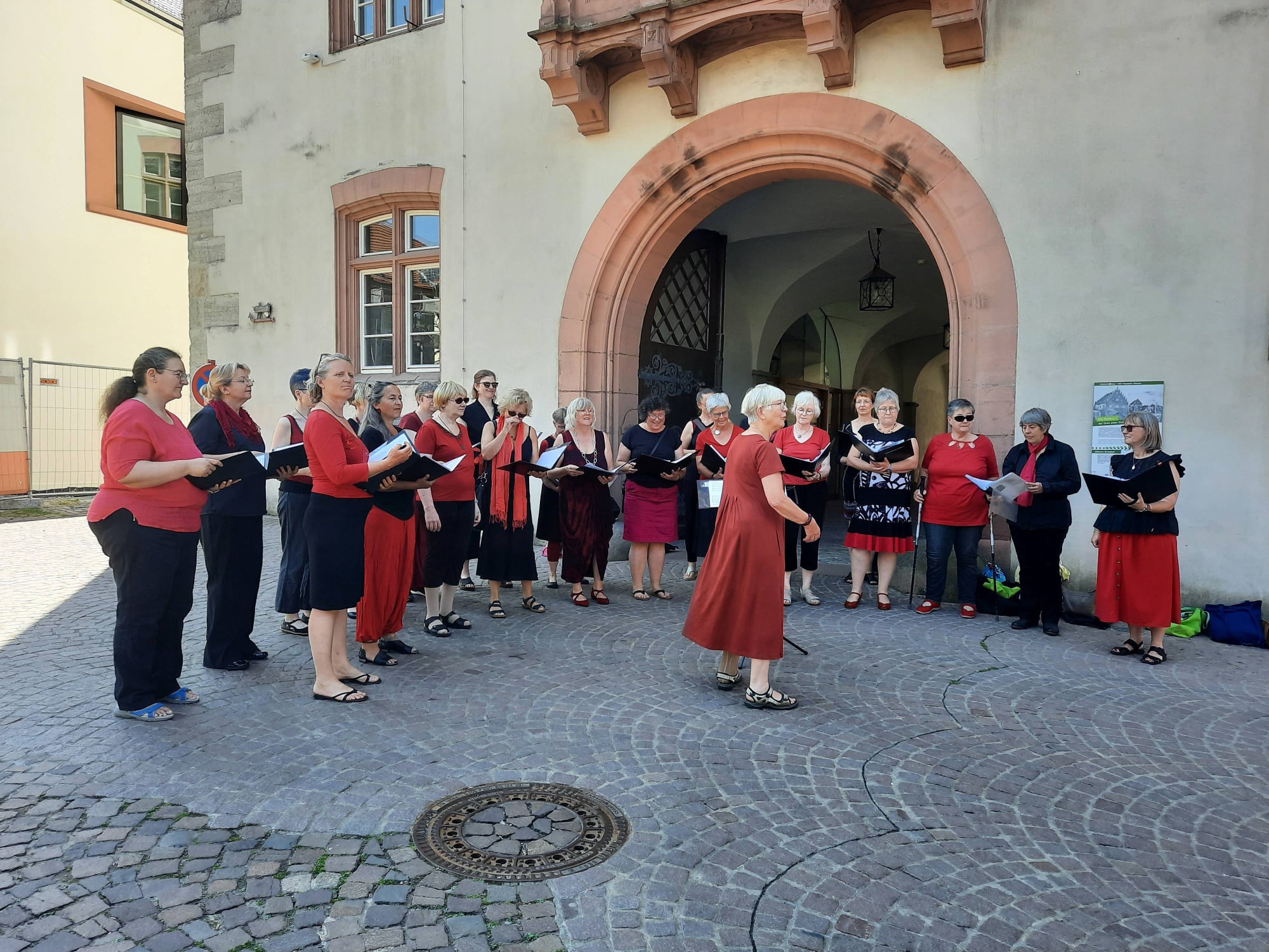 Dezibella vor dem Rathaus in Hammelburg